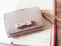 モカベージュのヘビ革名刺入れ