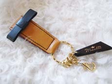 ヌメ革リボン付きキーホルダー