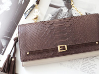 ホワイトの長財布