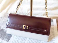 ブラウンのミニ長財布