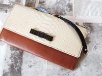 ヘビ革のミニ長財布