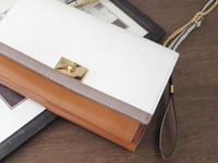 ホワイトのお財布バッグ